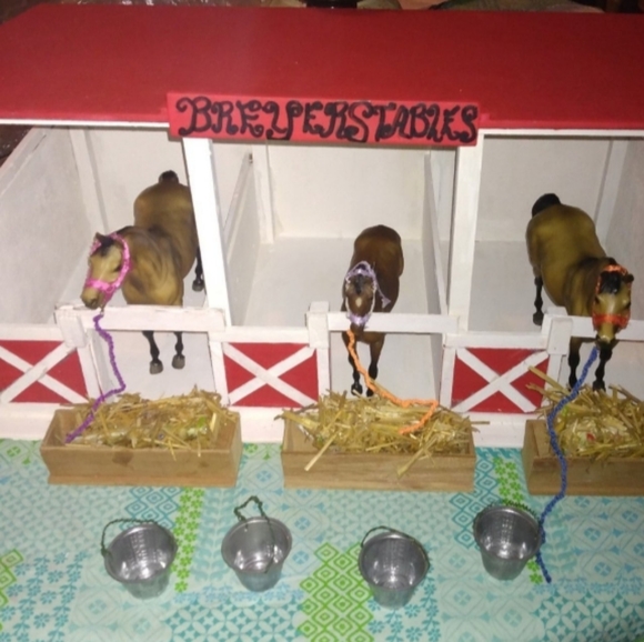 Handcrafted red and white Breyer wooden horse stable - Picture 3 of 4